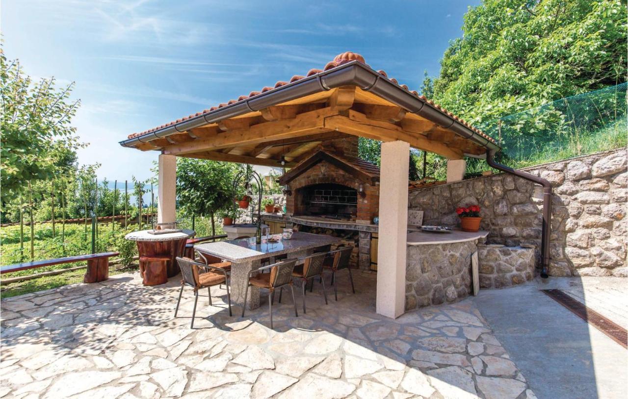 1 Bedroom Cozy Apartment In Ičići Kültér fotó