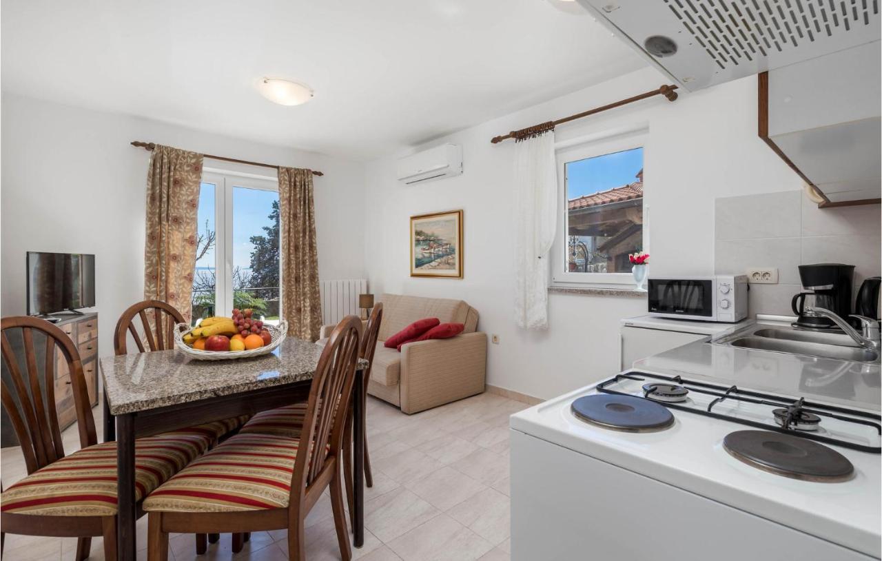 1 Bedroom Cozy Apartment In Ičići Kültér fotó