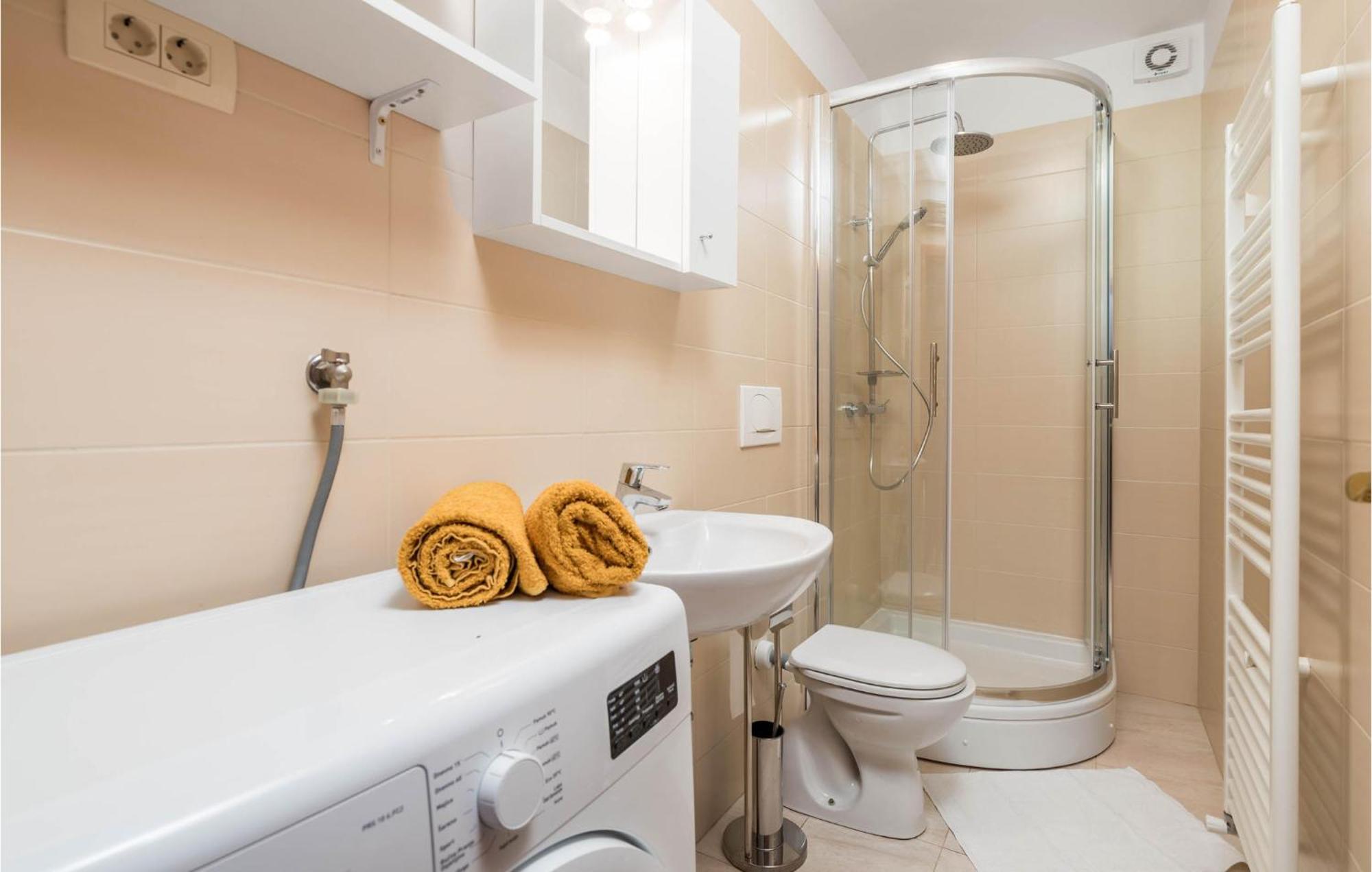 1 Bedroom Cozy Apartment In Ičići Kültér fotó