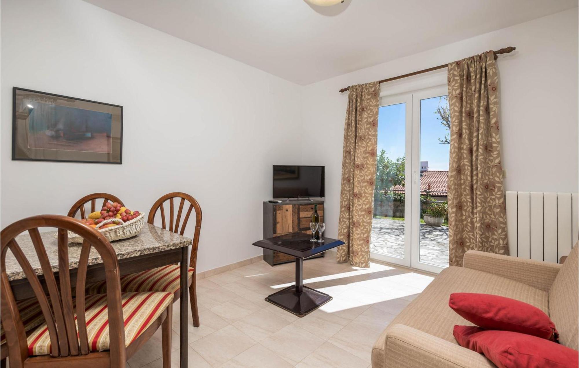 1 Bedroom Cozy Apartment In Ičići Kültér fotó