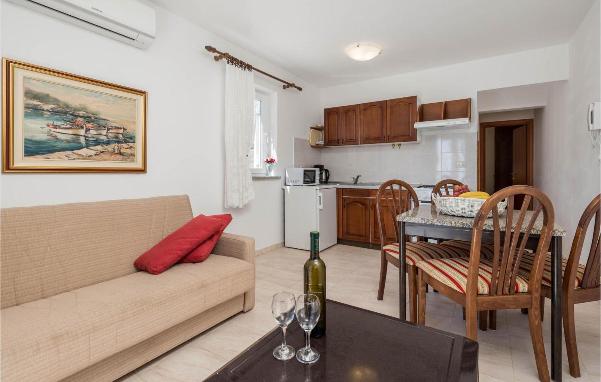1 Bedroom Cozy Apartment In Ičići Kültér fotó